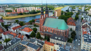 Şehir Mimarisi Avrupa insansız hava aracı eski şehir Opole Polonya 'nın üzerinden geçiyor 