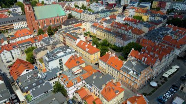 Şehir Mimarisi Avrupa insansız hava aracı eski şehir Opole Polonya 'nın üzerinden geçiyor 