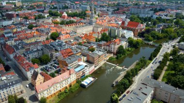 Şehir Mimarisi Avrupa insansız hava aracı eski şehir Opole Polonya 'nın üzerinden geçiyor 