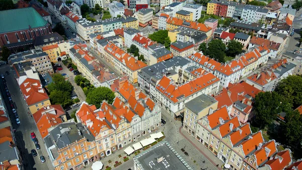 Şehir Mimarisi Avrupa insansız hava aracı eski şehir Opole Polonya 'nın üzerinden geçiyor 