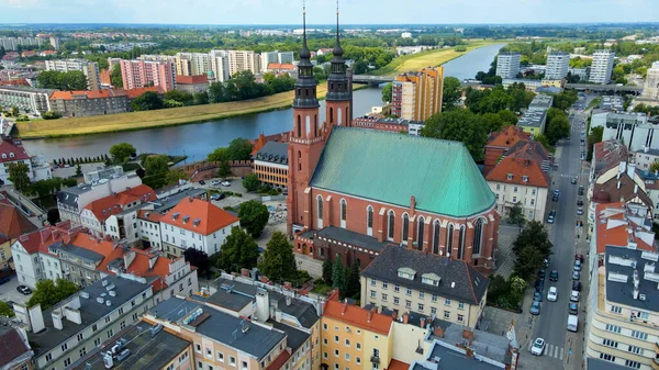 Şehir Mimarisi Avrupa insansız hava aracı eski şehir Opole Polonya 'nın üzerinden geçiyor 