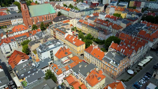 Şehir Mimarisi Avrupa insansız hava aracı eski şehir Opole Polonya 'nın üzerinden geçiyor 