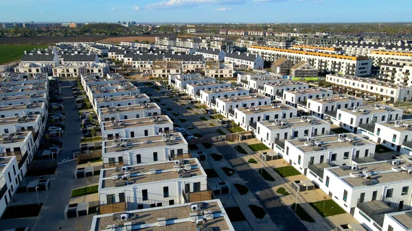 Modern alan caddeleri, şehir doğasını barındırıyor.