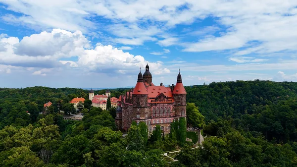 Ksiaz Şatosu İHA 'sı geliyor. Güzel manzara doğa ormanı Walbrzych Polonya