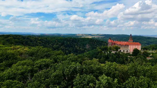 Ksiaz Şatosu İHA 'sı geliyor. Güzel manzara doğa ormanı Walbrzych Polonya