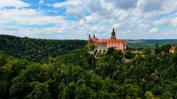 Ksiaz Şatosu İHA 'sı geliyor. Güzel manzara doğa ormanı Walbrzych Polonya