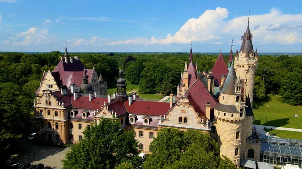 Moszna Şatosu, Moszna Polonya köyü yakınlarındaki bir mimariden manzara üzerinde uçuyor.