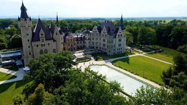 Moszna Şatosu, Moszna Polonya köyü yakınlarındaki bir mimariden manzara üzerinde uçuyor.