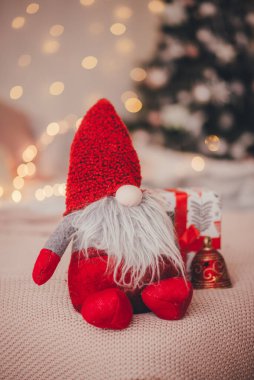 Hediye kutularıyla Noel Baba oyuncağı