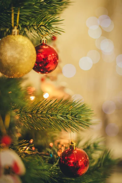 Süslü bir Noel ağacında yanan ışıkların arka planında güzel Noel oyuncakları