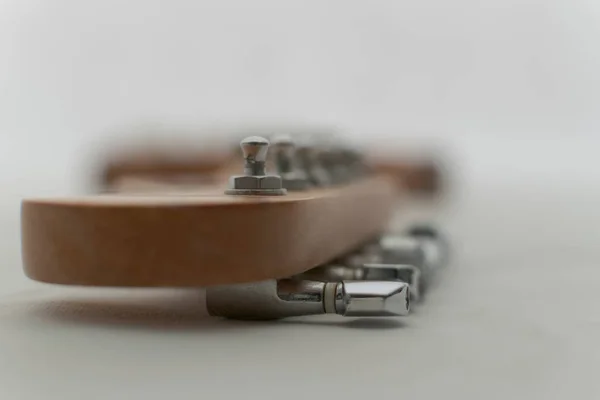 elektro gitar beyazda izole