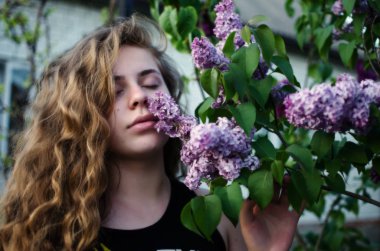 İyi bir ruh hali içinde temiz havada bahar güzel mutlu kız