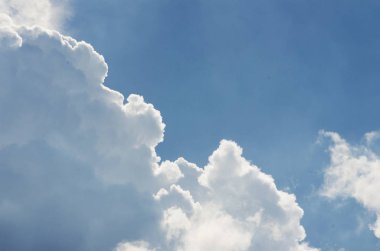 Tüylü bulutların üstünde mavi bir gökyüzü güzel yaz hava