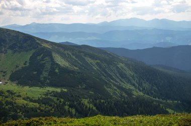 Ukrayna'da Karpat Dağları üzerinde yatay bir yaz gününde