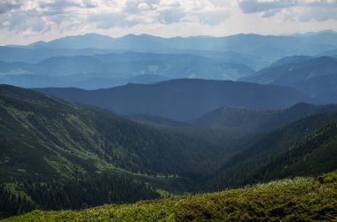 Ukrayna'da Karpat Dağları üzerinde yatay bir yaz gününde