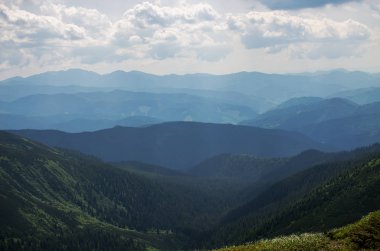 Ukrayna'da Karpat Dağları üzerinde yatay bir yaz gününde