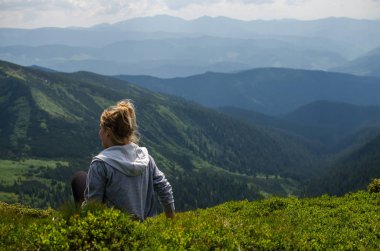 Ukrayna'da Karpat Dağları üzerinde yatay bir yaz gününde