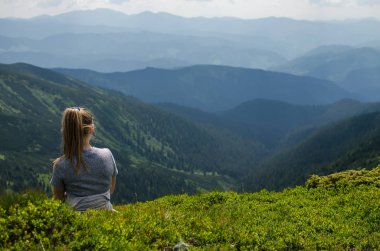 Ukrayna'da Karpat Dağları üzerinde yatay bir yaz gününde