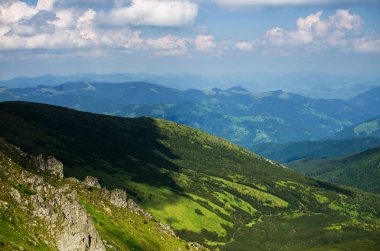 Ukrayna'da Karpat Dağları üzerinde yatay bir yaz gününde