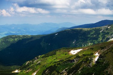 Ukrayna'da Karpat Dağları üzerinde yatay bir yaz gününde
