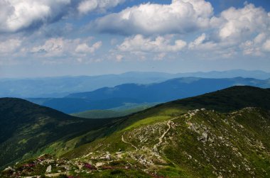 Ukrayna'da Karpat Dağları üzerinde yatay bir yaz gününde