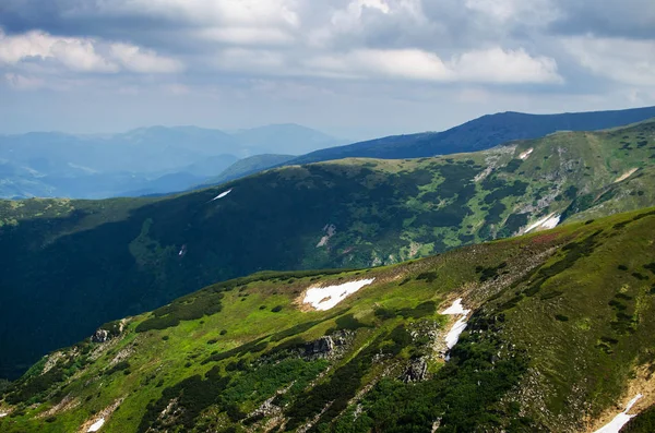 Ukrayna Karpat Dağları Üzerinde Yatay Bir Yaz Gününde — Stok fotoğraf