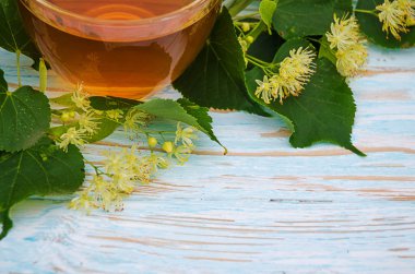 sıcak çay bir tencerede kireç kireç bir dalı ile yapılan