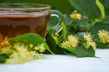 sıcak çay bir tencerede kireç kireç bir dalı ile yapılan