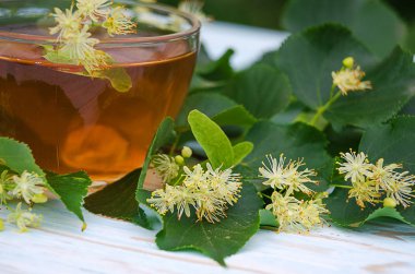 sıcak çay bir tencerede kireç kireç bir dalı ile yapılan