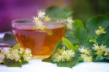 sıcak çay bir tencerede kireç kireç bir dalı ile yapılan