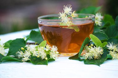 sıcak çay bir tencerede kireç kireç bir dalı ile yapılan