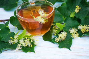 sıcak çay bir tencerede kireç kireç bir dalı ile yapılan