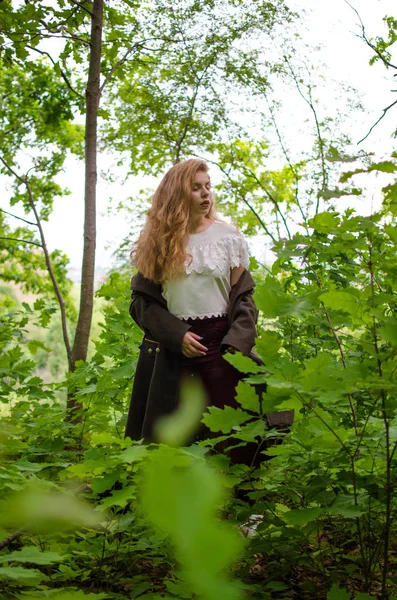 İyi bir ruh hali içinde temiz havada bahar güzel mutlu kız