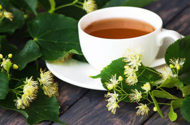 sıcak çay bir tencerede kireç kireç bir dalı ile yapılan