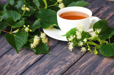 sıcak çay bir tencerede kireç kireç bir dalı ile yapılan