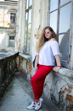 Arka planda kıvırcık saçlı genç gülümseyen kız