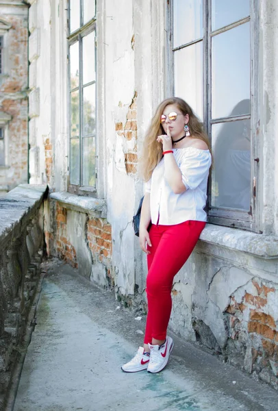 Arka planda kıvırcık saçlı genç gülümseyen kız