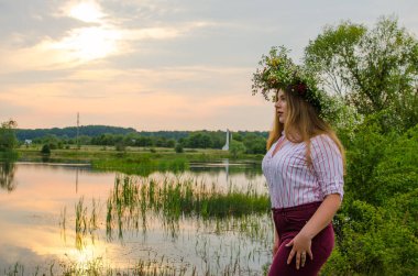 Sahada mutlu kız için bir buket çiçekler toplar