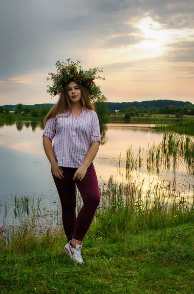 Gelukkig Meisje Het Veld Verzamelt Voor Een Boeket Bloemen — Stockfoto