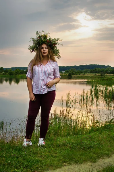 Menina Feliz Campo Recolhe Flores Para Buquê — Fotografia de Stock