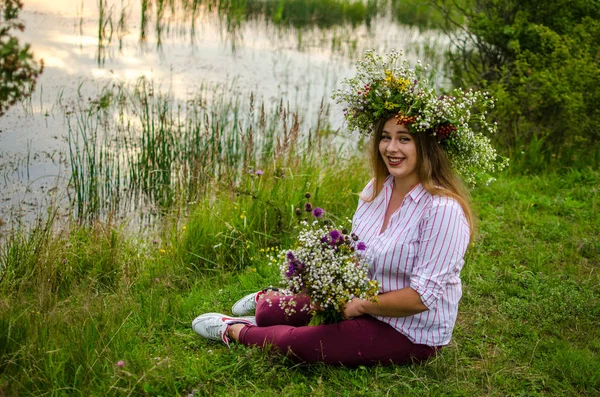 Gelukkig Meisje Het Veld Verzamelt Voor Een Boeket Bloemen — Stockfoto