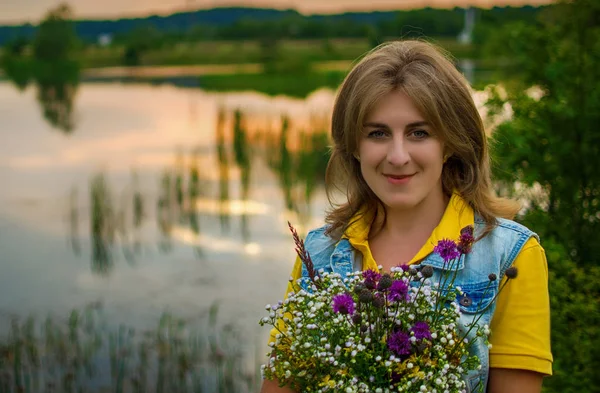 Ragazza Felice Sul Campo Raccoglie Fiori Bouquet — Foto Stock