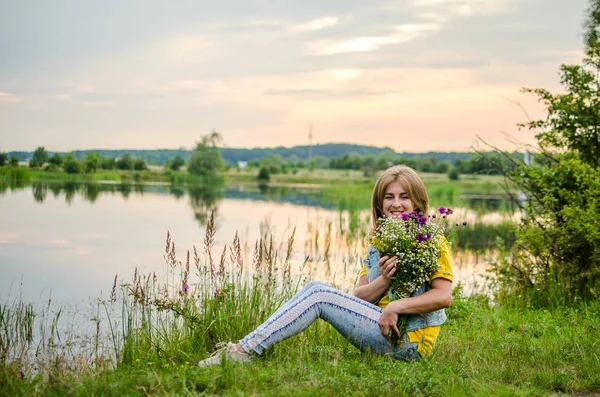 Happy Girl Field Collects Flowers Bouquet — Stock Photo, Image