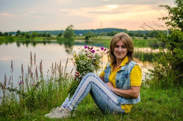Щаслива Дівчина Полі Збирає Квіти Букета — стокове фото