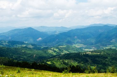 Ukrayna'da Karpat Dağları üzerinde yatay bir yaz gününde