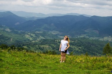 Seyahat ve dağların doruklarına fethetmek için genç bir kız seviyor o mutlu mu