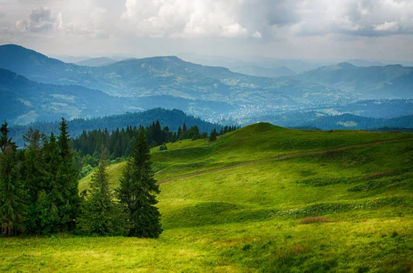 Ukrayna'da Karpat Dağları üzerinde yatay bir yaz gününde