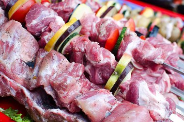 Hafta sonları açık rekreasyon için lezzetli şiş kebap