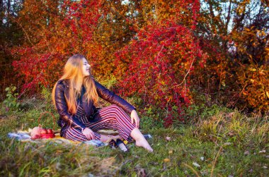 Arka planda kıvırcık saçlı genç gülümseyen kız