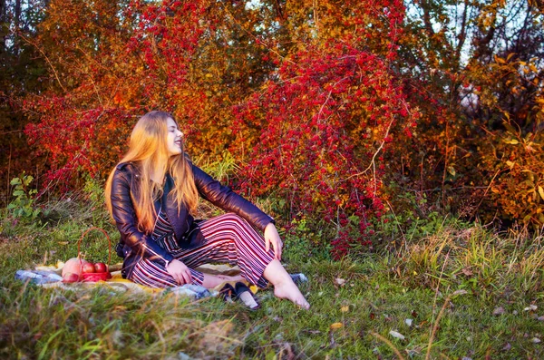 Arka planda kıvırcık saçlı genç gülümseyen kız